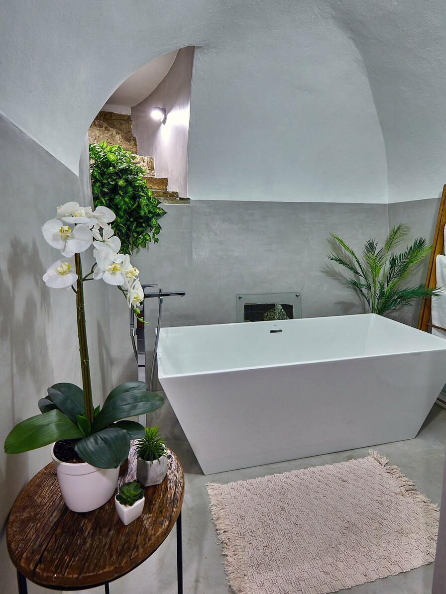 Vkusne zariadená kúpelňa umelými rastlinami, ktoré vydržia krásne po dlhé roky